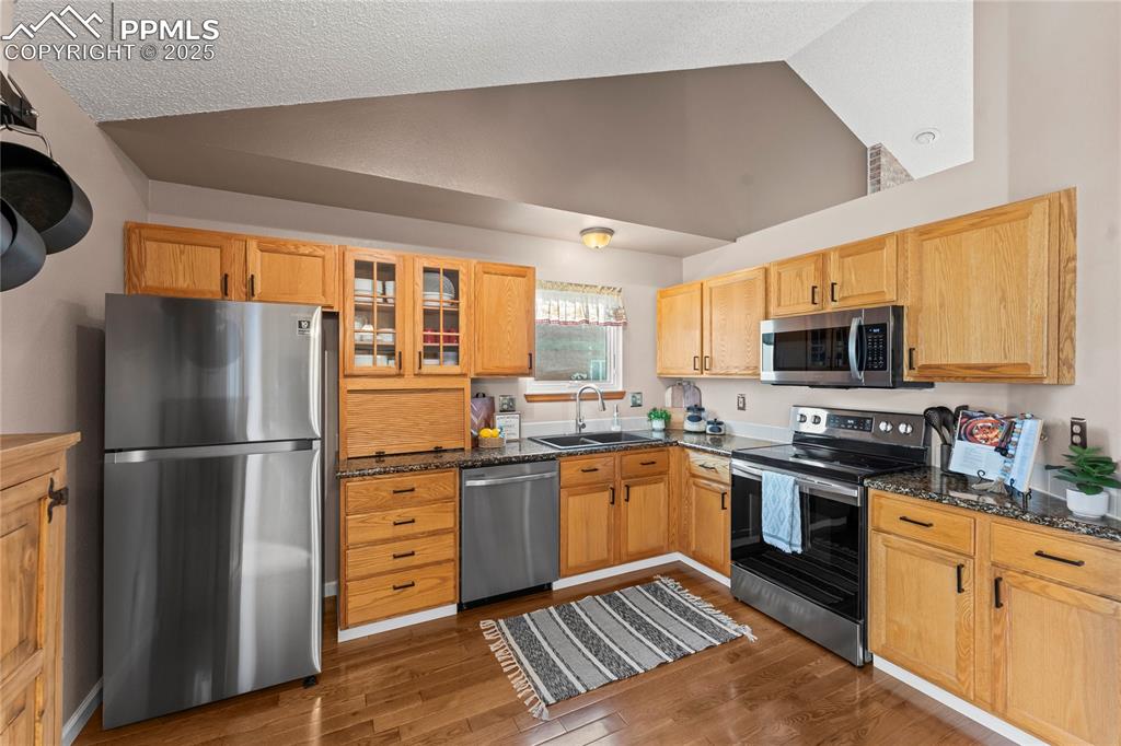 Image 14 of 37: Kitchen