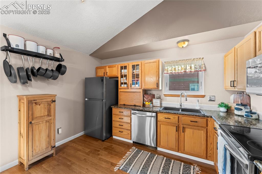 Image 15 of 37: Kitchen