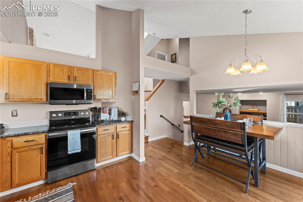 Image 16 of 37: Kitchen