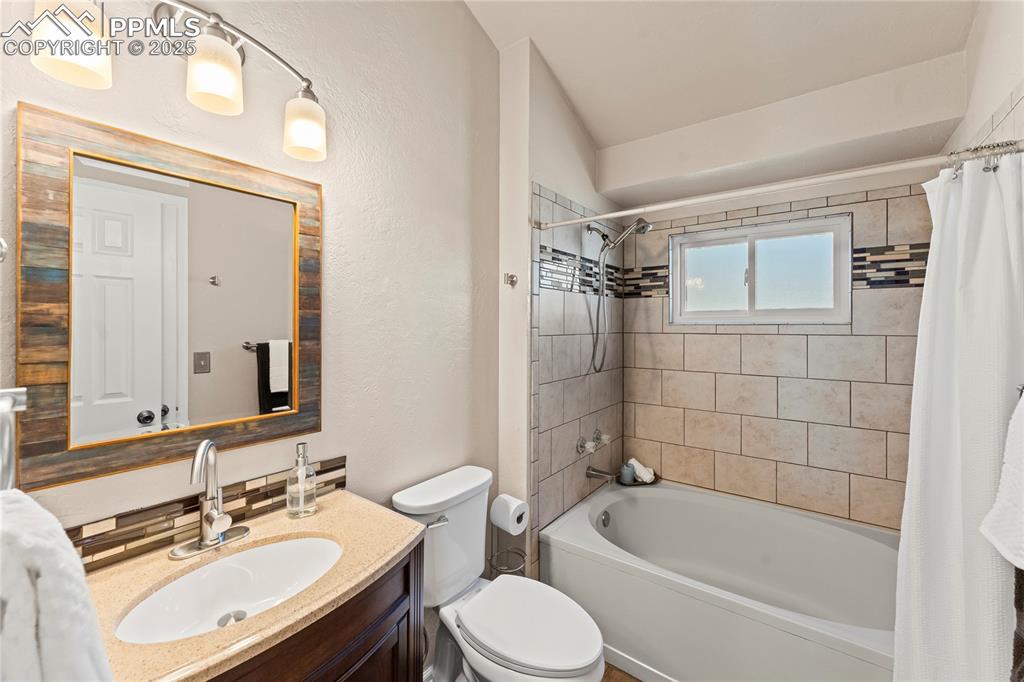 Image 20 of 37: Bathroom