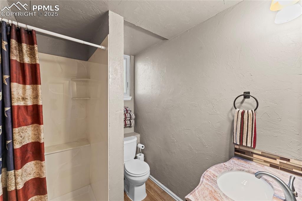 Image 24 of 37: Bathroom