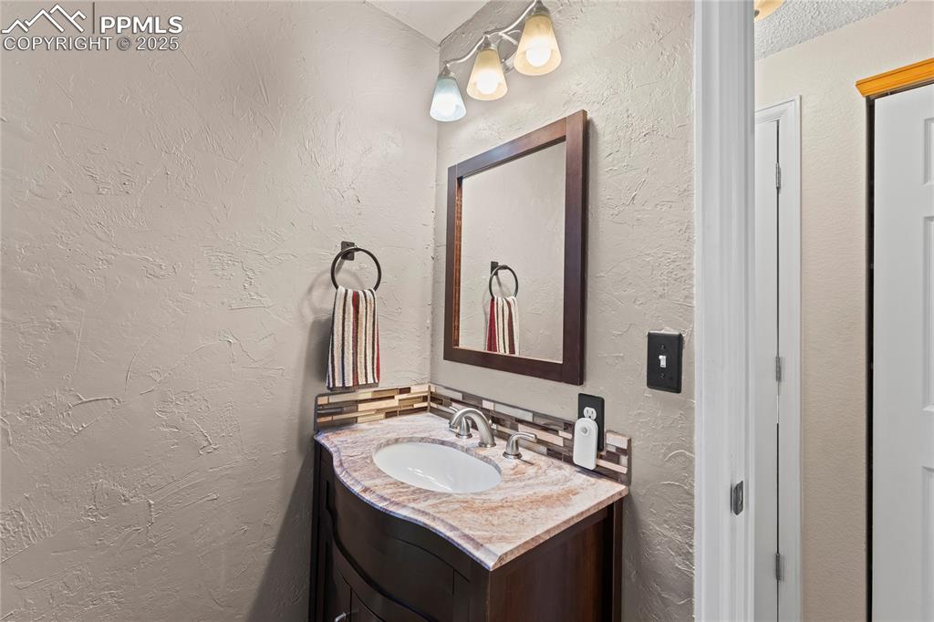 Image 25 of 37: Bathroom