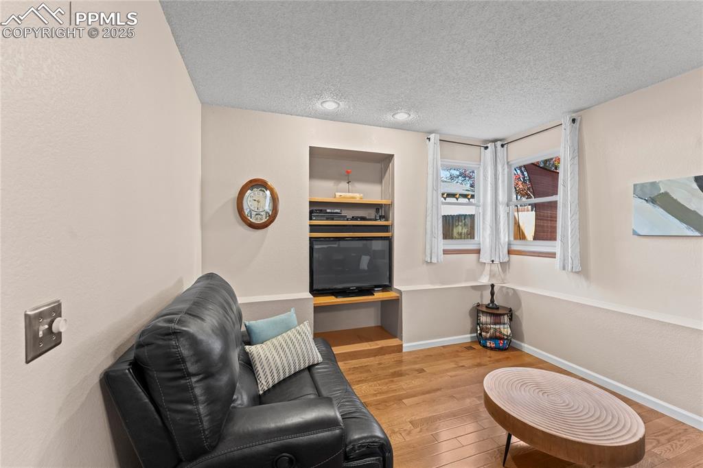 Image 31 of 37: Sitting Room