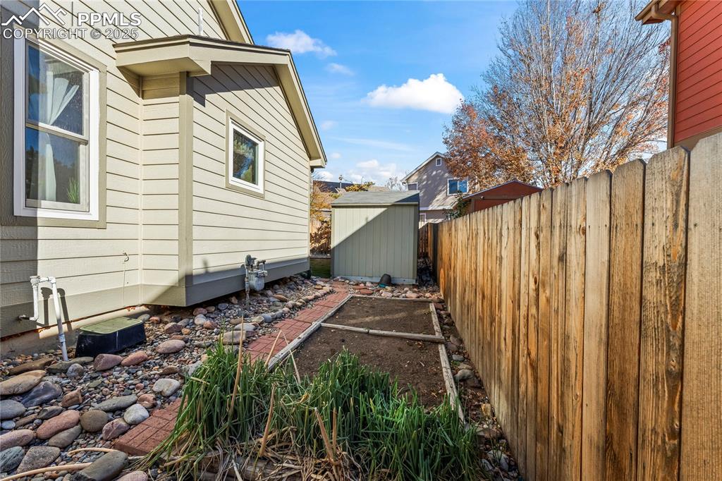 Image 36 of 37: Yard