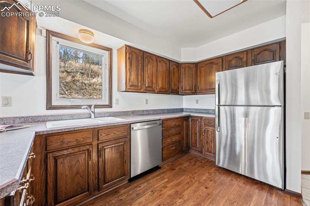 Image 12 of 40: Kitchen