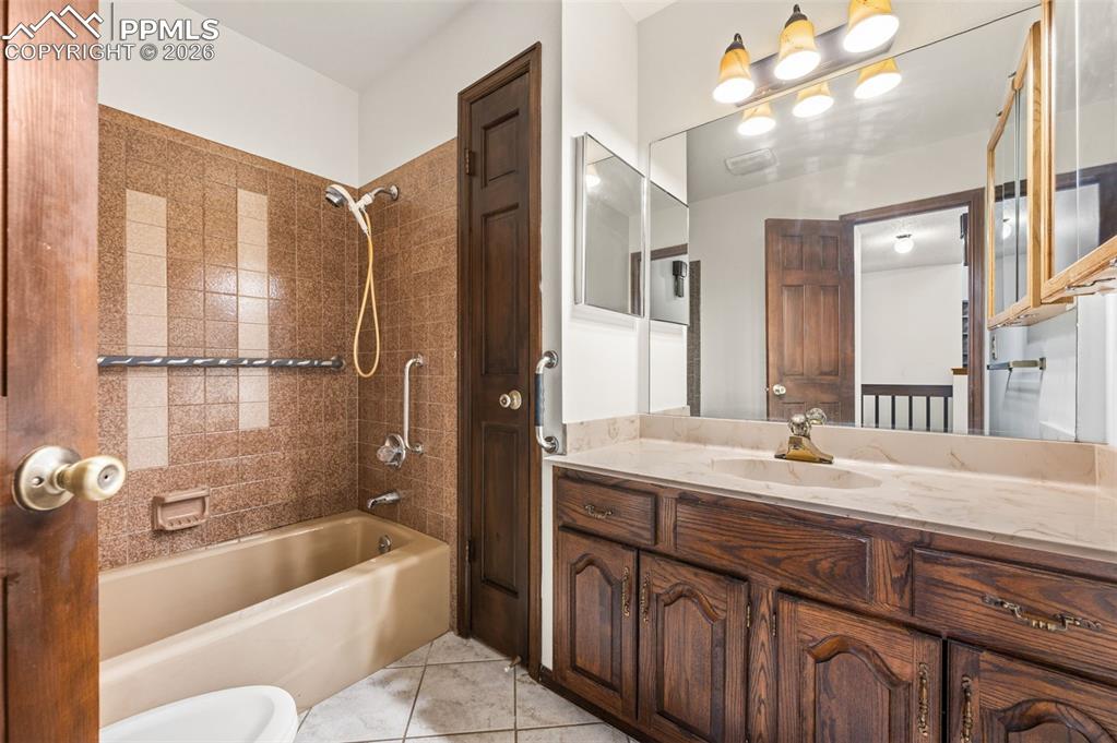 Image 16 of 40: Bathroom