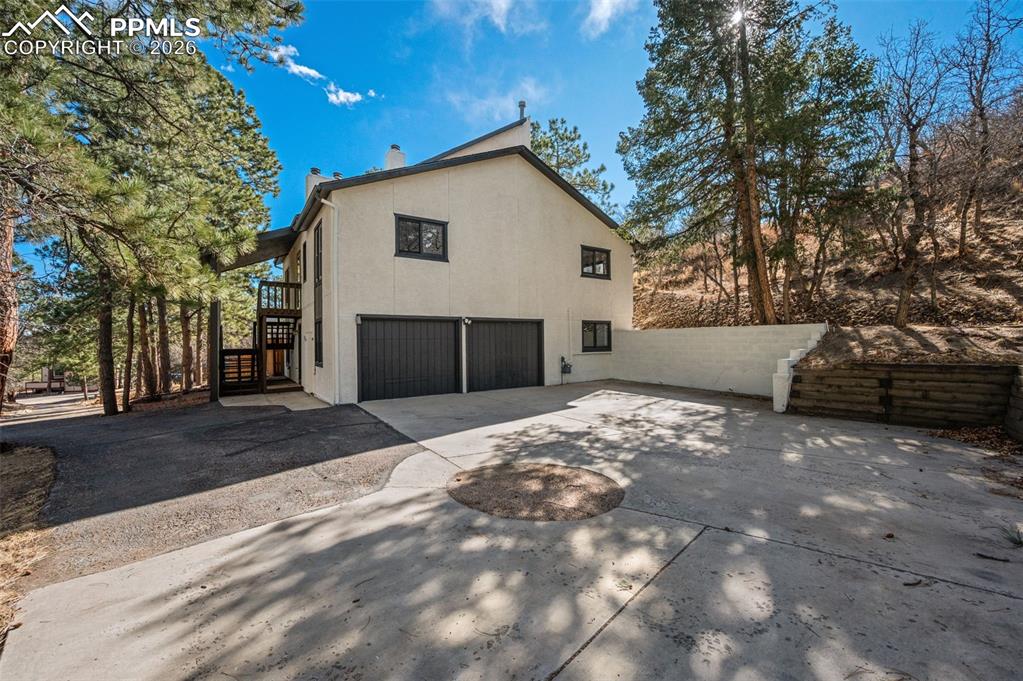 Image 2 of 40: Bright, open driveway with easy access and plenty of space.