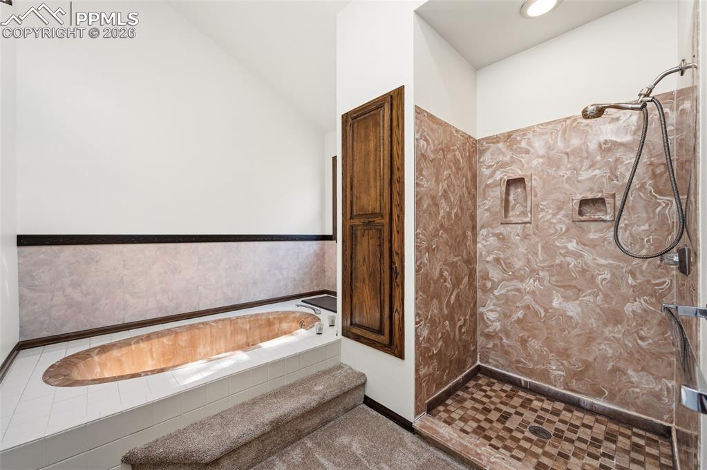 Image 23 of 40: Bathroom