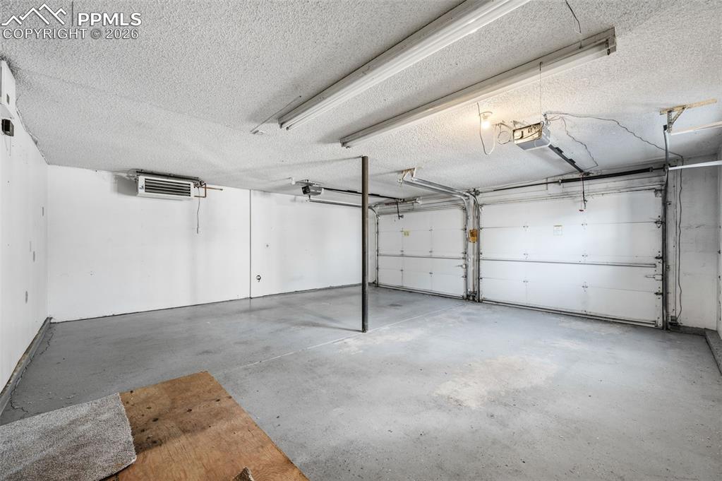 Image 34 of 40: Garage