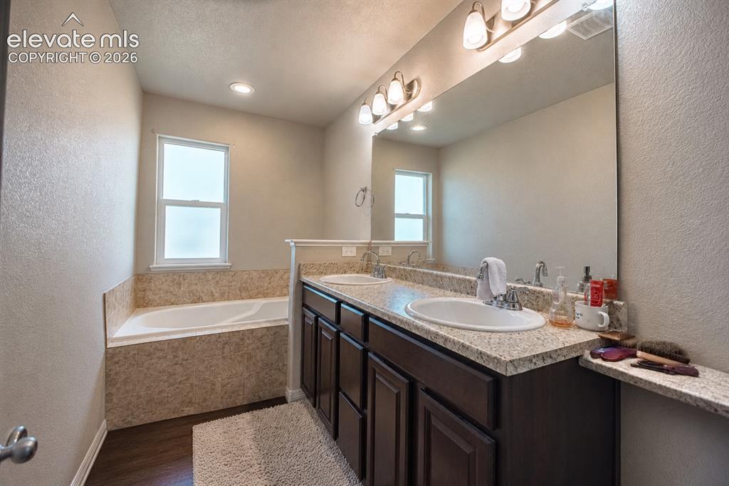 Image 10 of 18: Bathroom