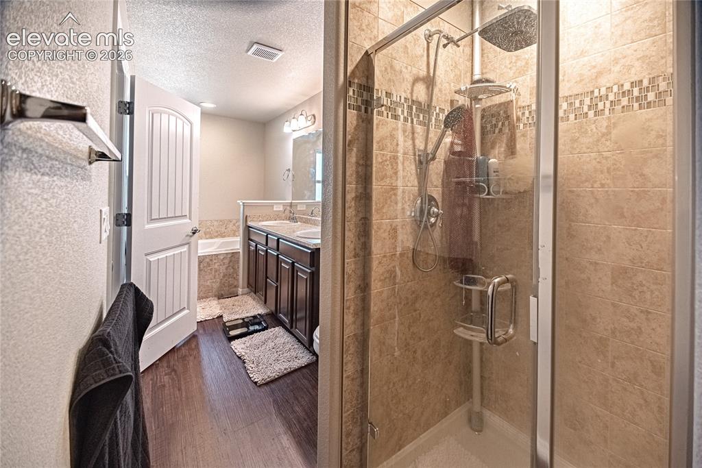 Image 11 of 18: Bathroom