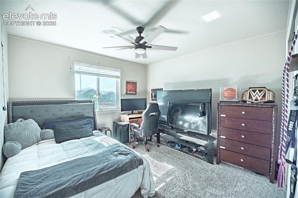 Image 14 of 18: Bedroom