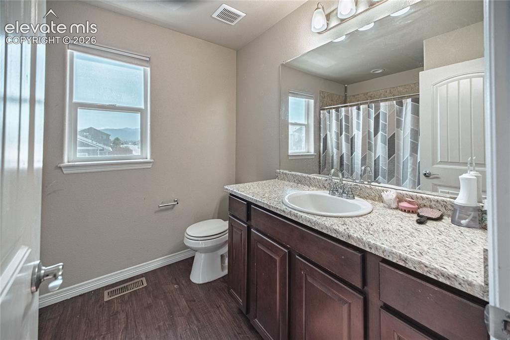 Image 15 of 18: Bathroom