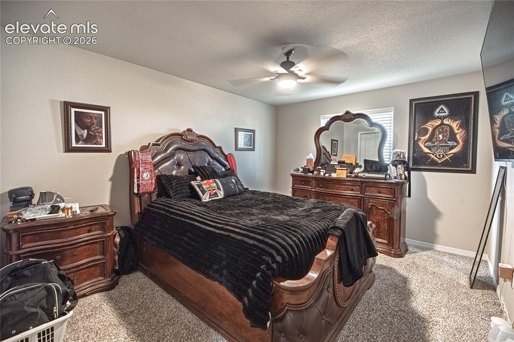 Image 16 of 18: Bedroom