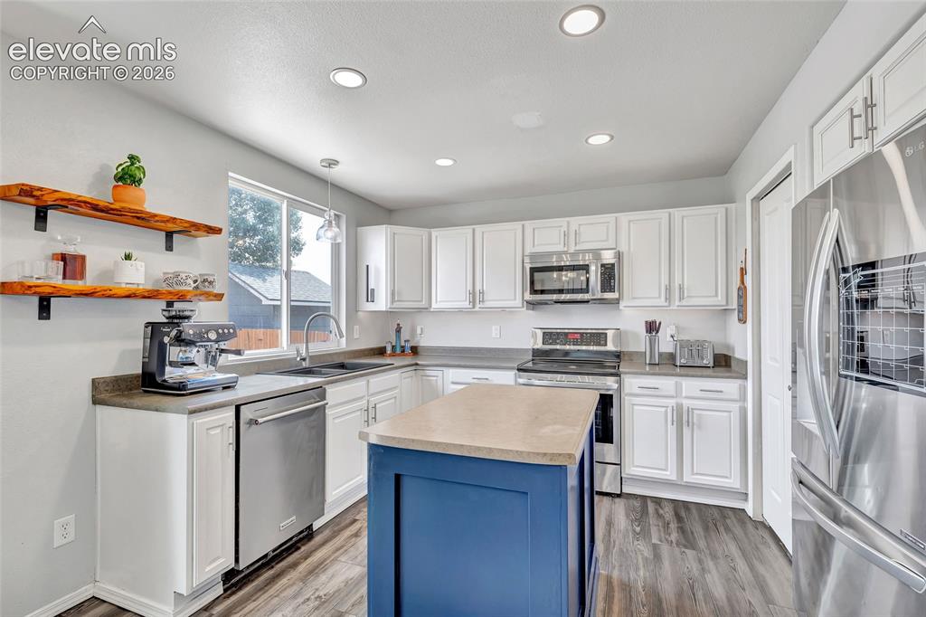 Image 14 of 49: Kitchen