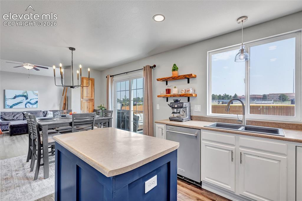 Image 15 of 49: Kitchen