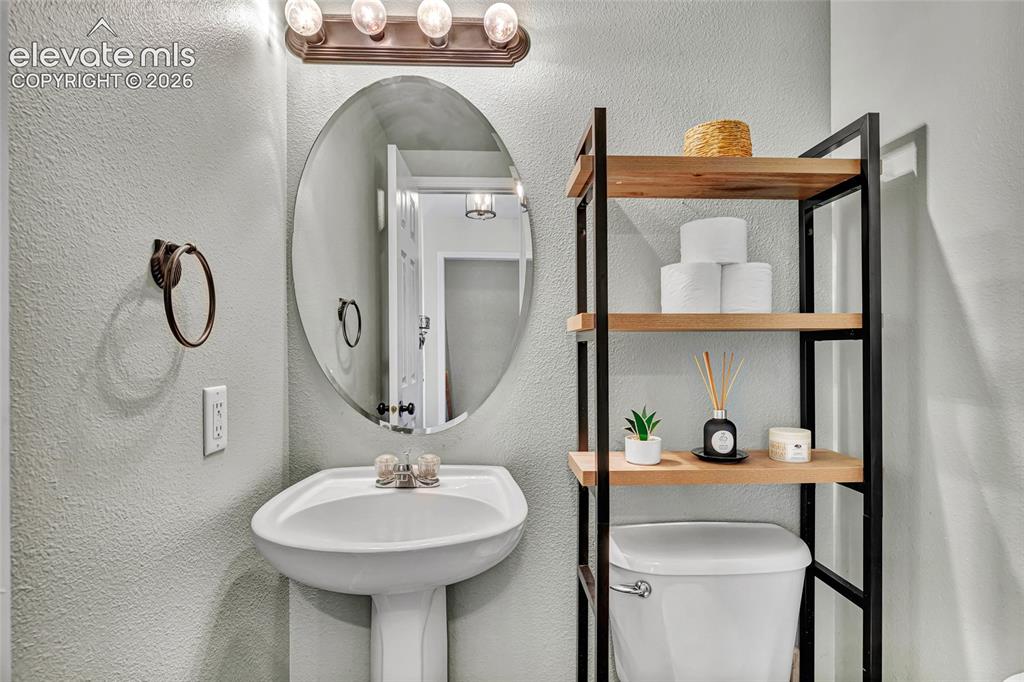 Image 19 of 49: Bathroom