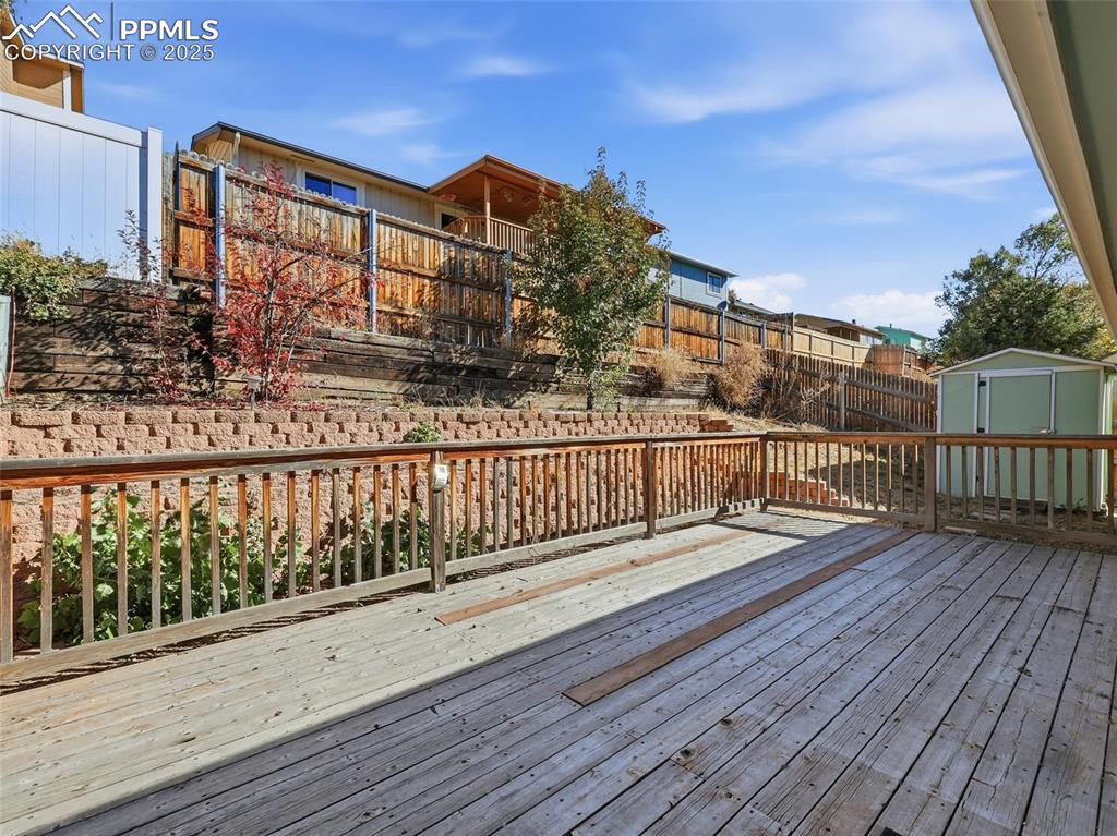 Image 21 of 31: Deck