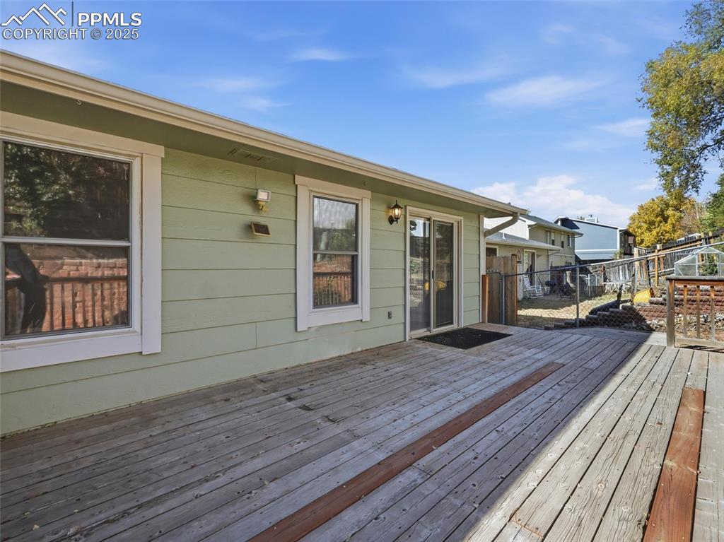 Image 22 of 31: Deck