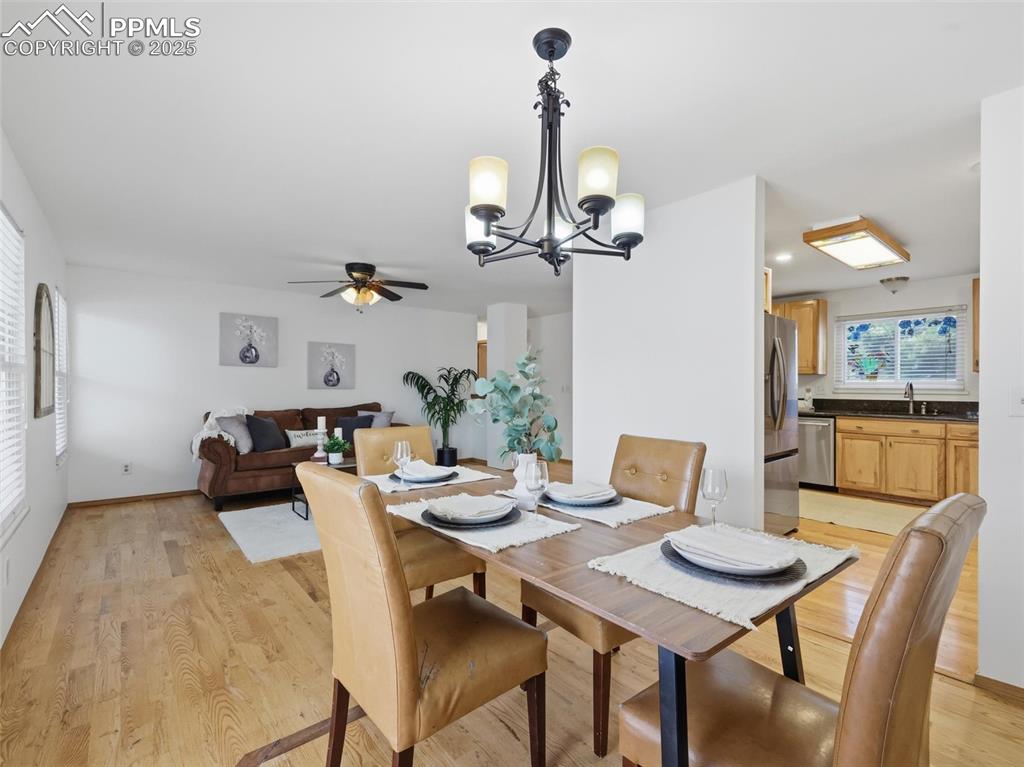 Image 5 of 31: Dining Area