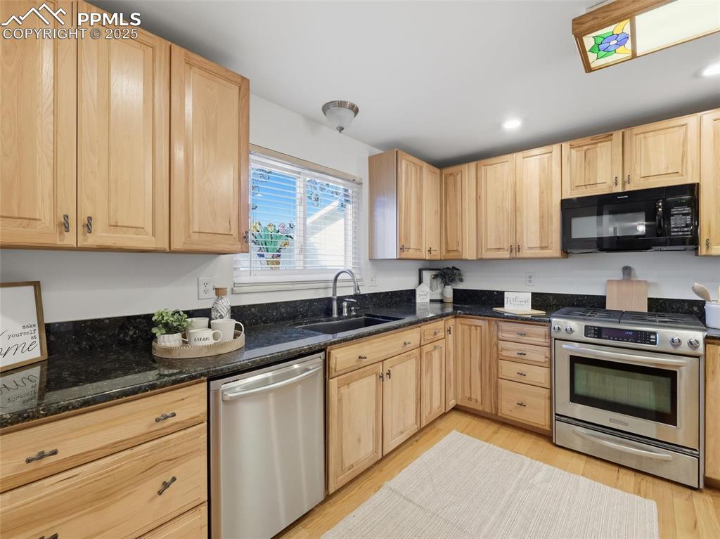 Image 6 of 31: Kitchen