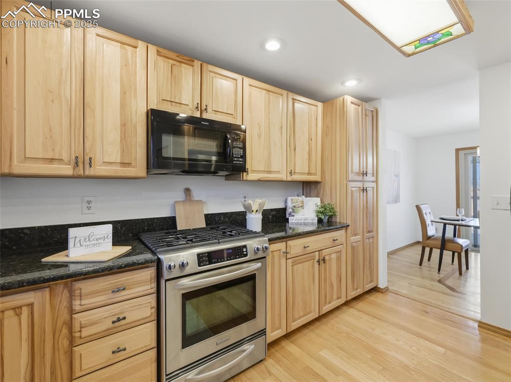 Image 7 of 31: Kitchen