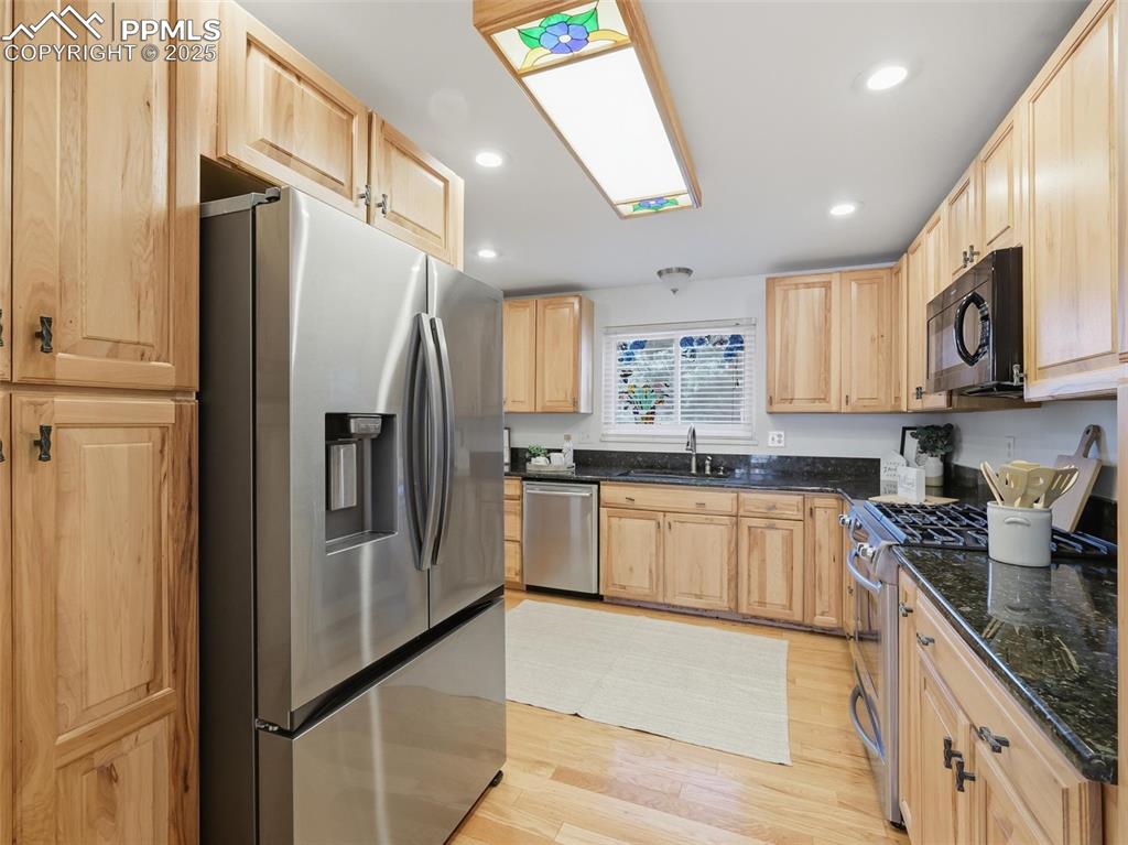 Image 8 of 31: Kitchen