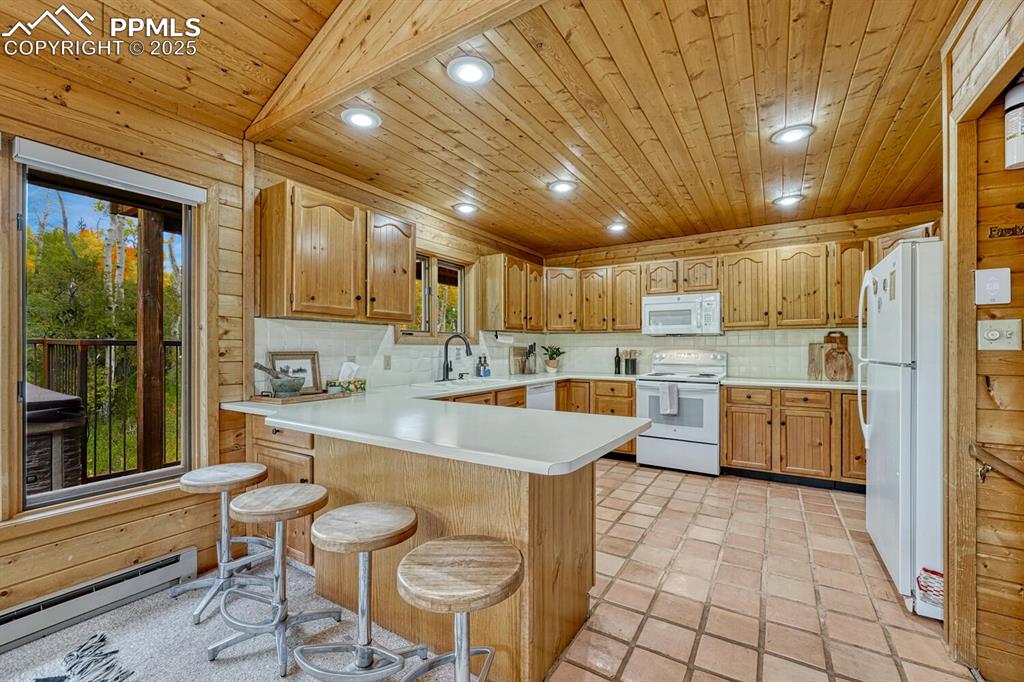 Image 18 of 50: Kitchen