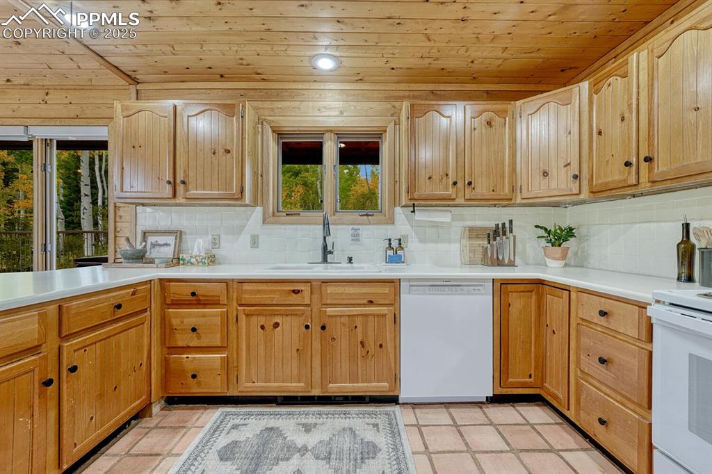 Image 19 of 50: Kitchen