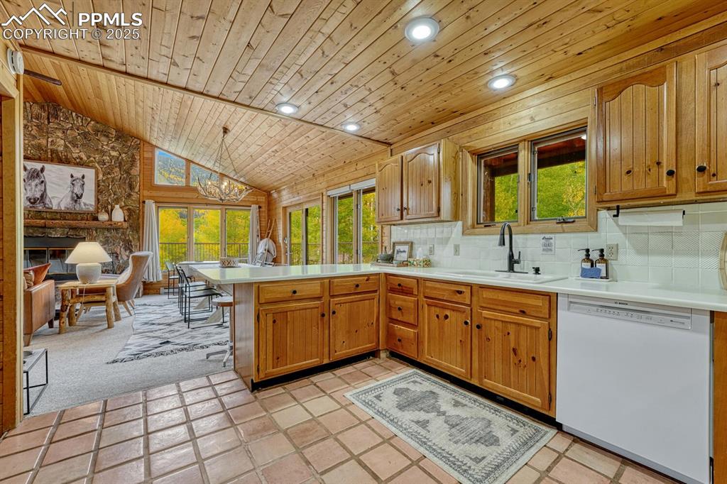 Image 20 of 50: Kitchen