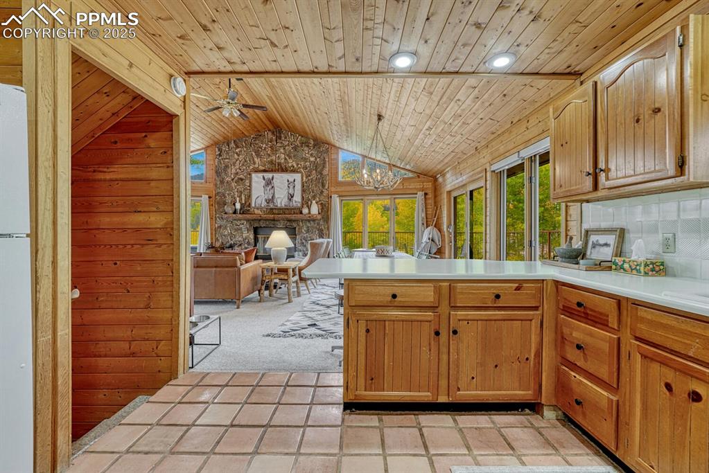 Image 21 of 50: Kitchen