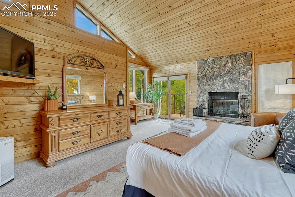 Image 24 of 50: Primary bedroom