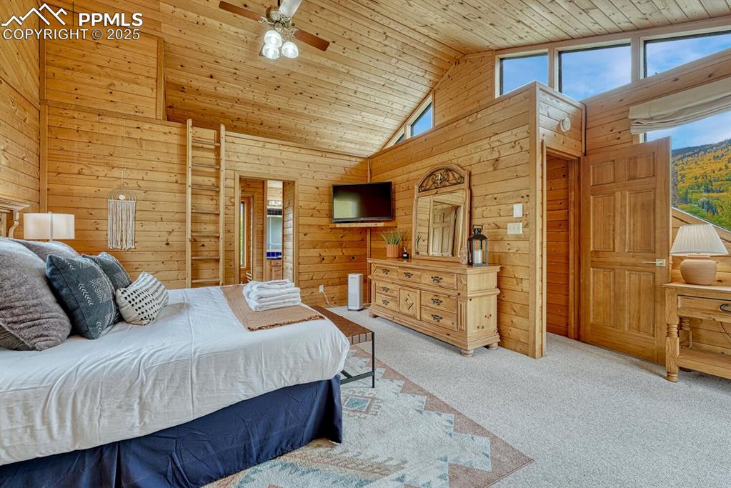 Image 26 of 50: Primary bedroom