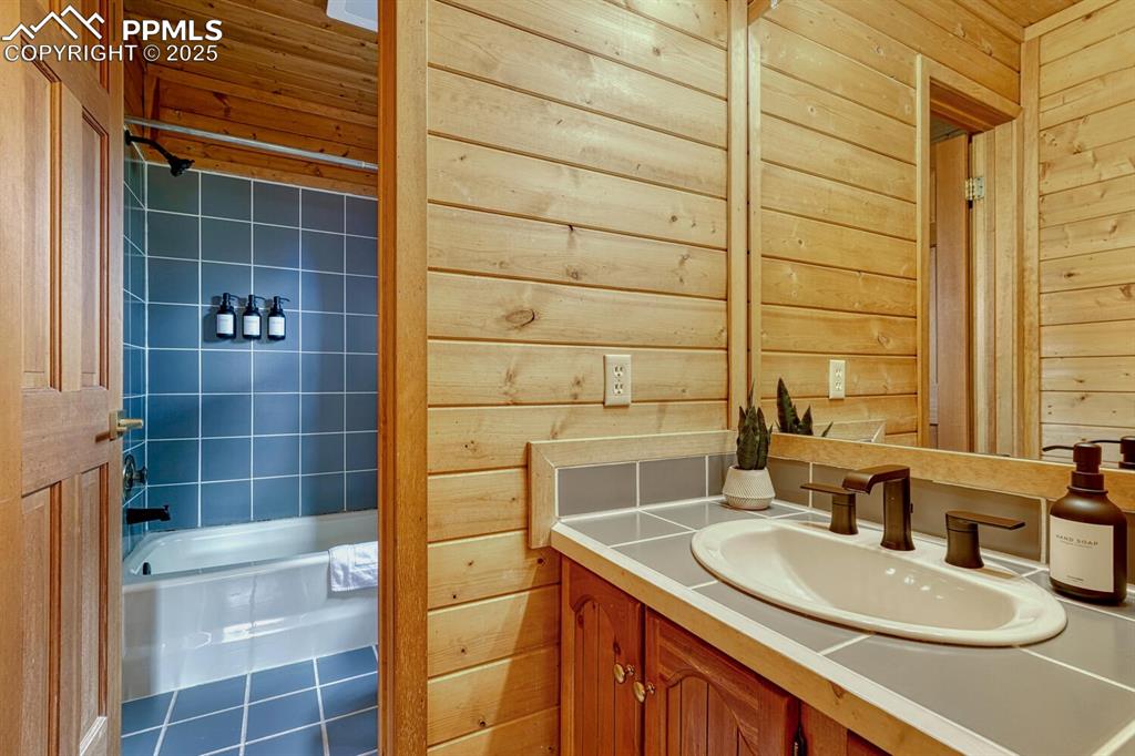 Image 30 of 50: Second bath