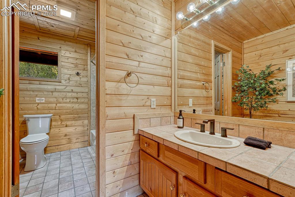 Image 33 of 50: Third bath