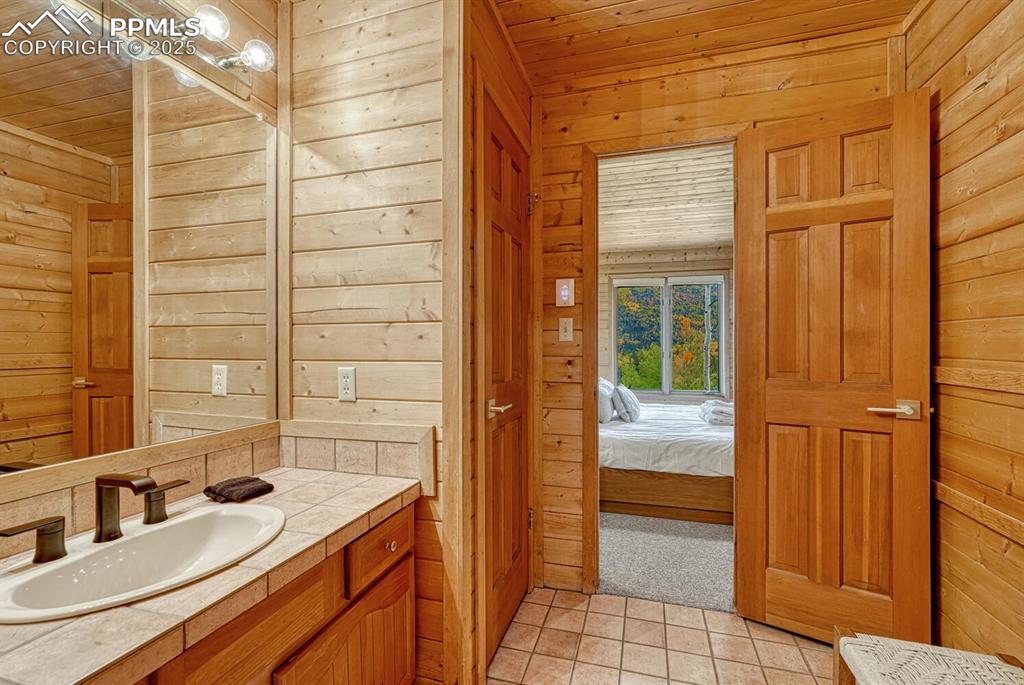 Image 34 of 50: Third bath