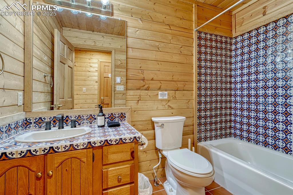 Image 37 of 50: Fourth bath