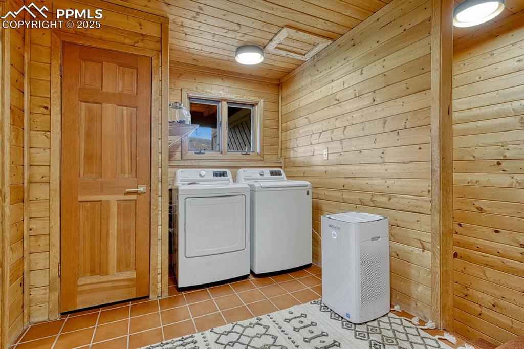 Image 40 of 50: Laundry