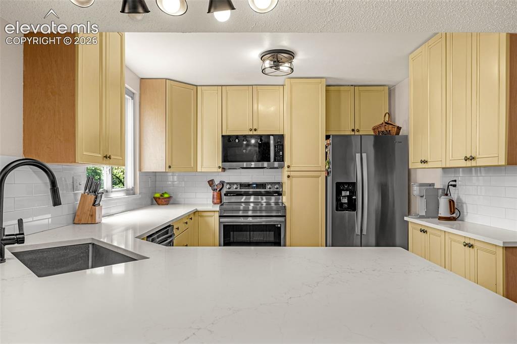 Image 11 of 41: Kitchen