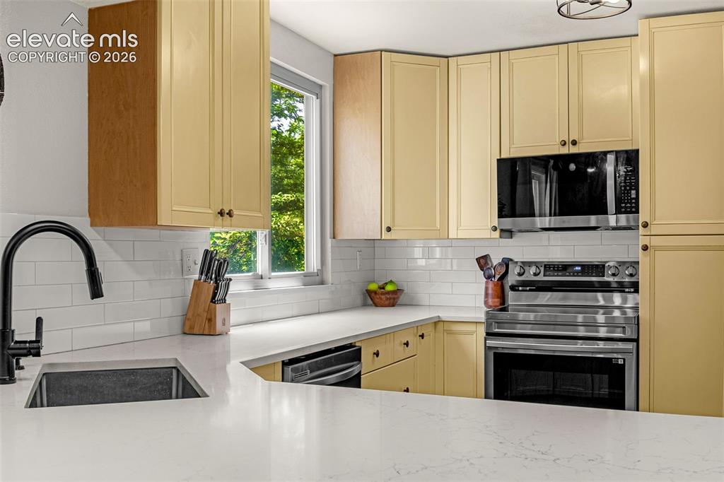 Image 12 of 41: Kitchen