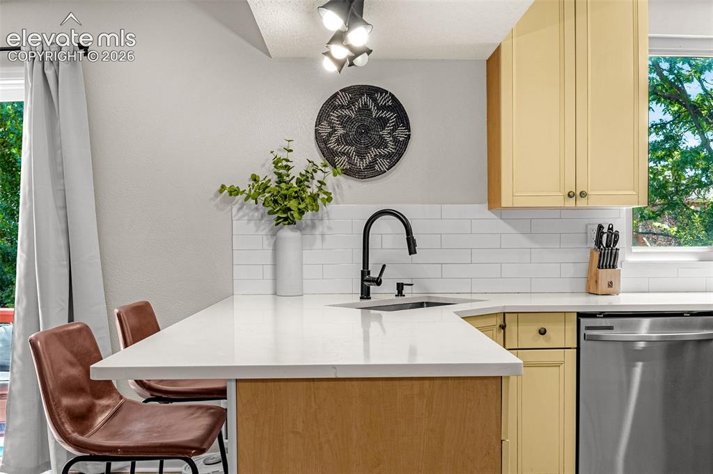 Image 14 of 41: Kitchen