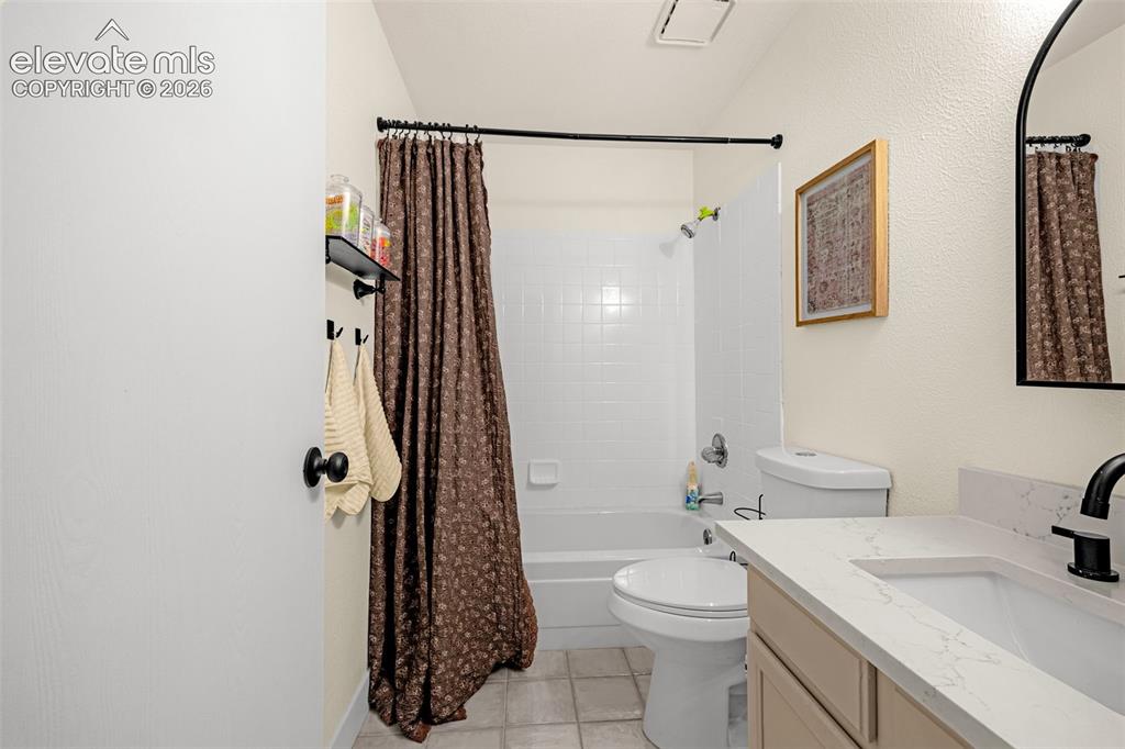 Image 17 of 41: Bathroom