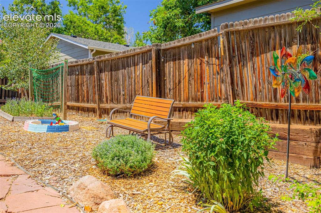 Image 34 of 41: Yard