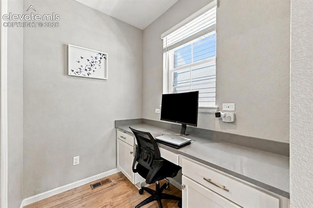 Image 17 of 49: Office