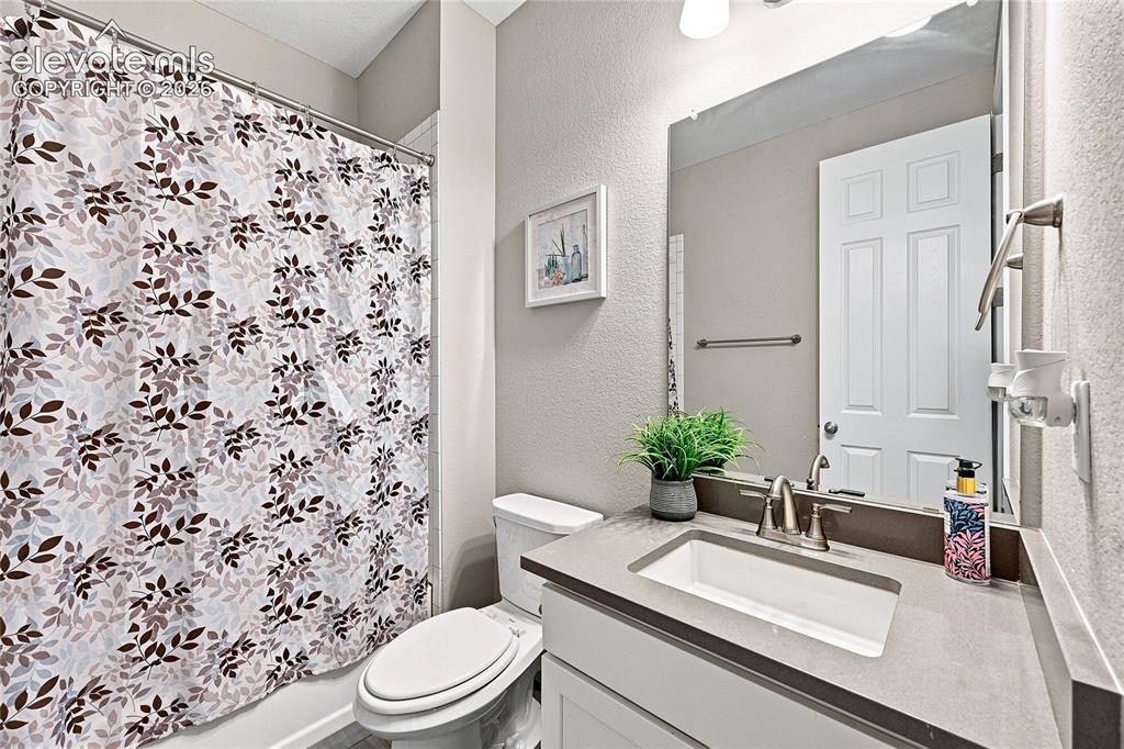 Image 32 of 49: Bathroom