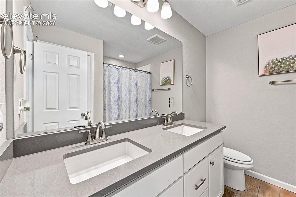 Image 36 of 49: Bathroom