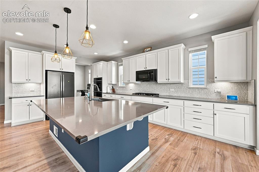 Image 9 of 49: Kitchen