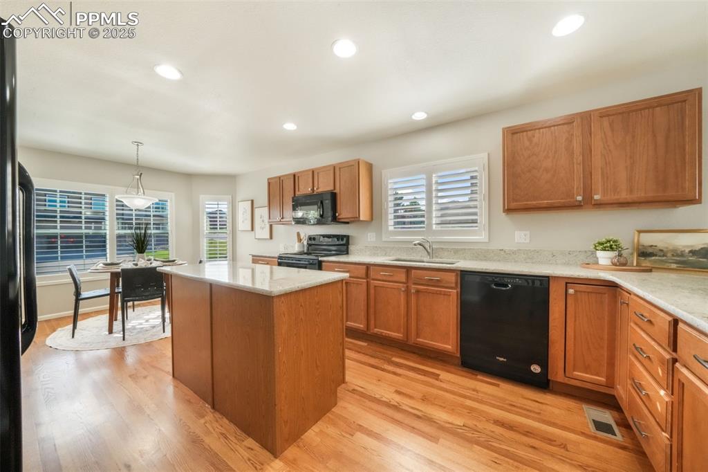 Image 10 of 50: Kitchen