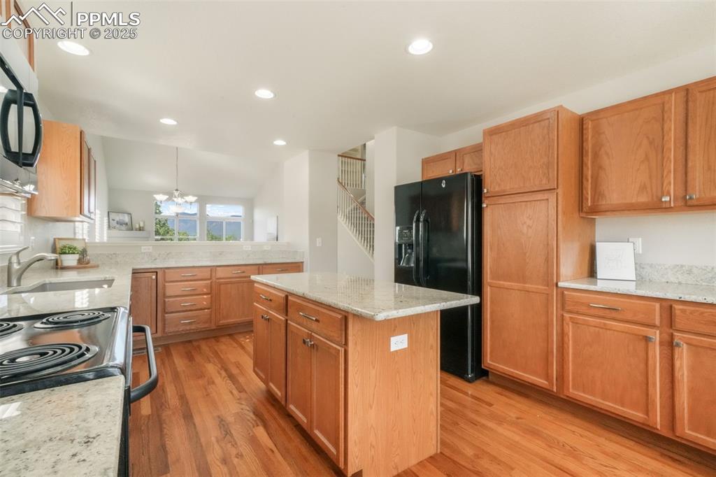 Image 11 of 50: Kitchen