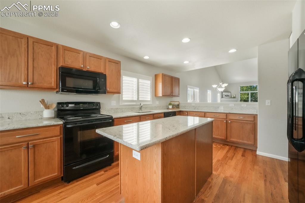 Image 12 of 50: Kitchen